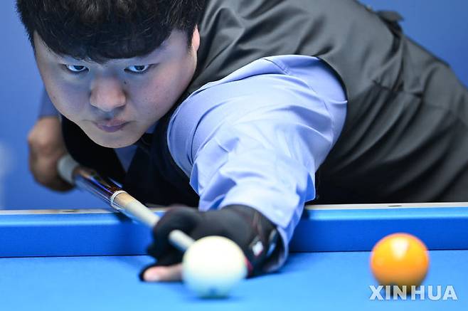 [청두=신화/뉴시스] 조명우가 14일(현지 시간) 중국 쓰촨성 청두에서 열린 제12회 월드게임 당구 남자 캐롬 3쿠션 결승에서 사메 시돔(8위·이집트)과 경기하고 있다. 조명우가 40-22로 승리하고 한국 당구 최초로 월드게임에서 금메달을 목에 걸었다. 2025.08.14.