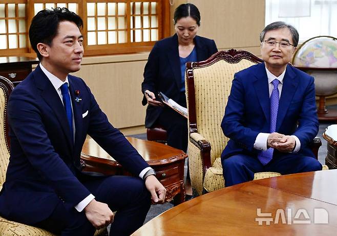 [서울=뉴시스] 추상철 기자 = 조현 외교부 장관이 지난 11일 오후 서울 종로구 외교부 대접견실에서 고이즈미 신지로 일본 농림수산상과 면담하고 있다. 고이즈미 농림상은 15일 야스쿠니 신사를 참배했다. (공동취재) 2025.08.15. photo@newsis.com