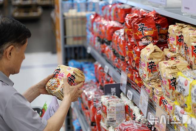 [서울=뉴시스] 김진아 기자 = 7월 식품 물가가 1년 만에 가장 많이 오르면서 서민 부담이 가중되고 있다. 통계청 국가통계포털(KOSIS)이 11일 발표한 자료에 따르면, 7월 식료품 및 비주류음료 물가지수는 125.75(2020년=100)로 전년 동월 대비 3.5% 상승했다. 주식인 쌀 가격은 7.6% 올라 2024년 3월(7.7%) 이후 1년 4개월 만에 다시 7%대 상승률을 나타냈고, 라면 가격은 6.5% 상승하며 3개월 연속 6%대 상승세를 유지하고 있다. 오징어채(42.9%), 조기(13.4%), 고등어(12.6%) 등의 가격이 두 자릿수 상승률을 보였고, 빵 및 곡물 가격도 6.6% 상승하며 2023년 9월(6.9%) 이후 1년 10개월 만에 가장 큰 상승폭을 기록했다. 사진은 11일 서울의 한 마트에 라면이 진열돼 있다. 2025.08.11. bluesoda@newsis.com