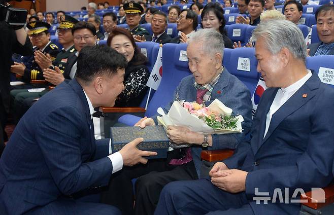 [전주=뉴시스] 김얼 기자 = 김관영(왼쪽) 전북특별자치도지사가 15일 전북 전주시 전북특별자치도청 대공연장에서 열린 '제80주년 광복절 경축식'에 참석해 이석규(가운데) 애국지사에게 감사인사를 전하고 있다. 2025.08.15. pmkeul@newsis.com