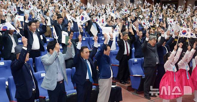 [전주=뉴시스] 김얼 기자 = 전북 전주시 전북특별자치도청 대공연장에서 '제80주년 광복절 경축식'이 열린 15일 경축식에 참석한 시민과 관계자들이 만세삼창을 외치고 있다. 2025.08.15. pmkeul@newsis.com