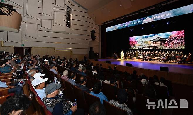 [남원=뉴시스]윤난슬 기자 = 남원시는 15일 춘향문화예술회관 대공연장에서 기념행사를 열고 순국선열과 독립유공자들의 숭고한 희생을 기렸다. (사진=남원시 제공) 2025.08.15. photo@newsis.com