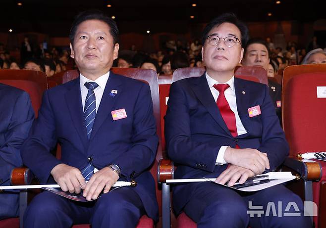 [서울=뉴시스] 최동준 기자 = 정청래 더불어민주당 대표와 송언석 국민의힘 비상대책위원장이 15일 서울 종로구 세종문화회관에서 열린 제80주년 광복절 경축식에 참석하고 있다. 2025.08.15. photocdj@newsis.com