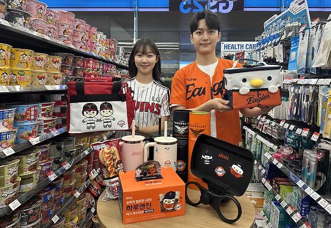 [서울=뉴시스] GS25는 2025년 프로야구 리그에서 1위와 2위를 달리고 있는 LG트윈스와 한화이글스와 협업해 굿즈·간식 등 다양한 상품을 출시한다고 14일 밝혔다.(사진=GS리테일 제공) *재판매 및 DB 금지