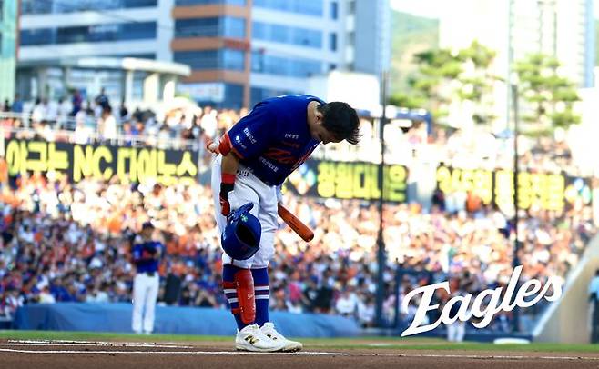 [서울=뉴시스] 한화 이글스의 손아섭이 15일 창원 NC파크에서 열린 NC 다이노스와의 경기에서 관중석을 향해 인사하고 있다. (사진 = 한화 이글스 제공) *재판매 및 DB 금지