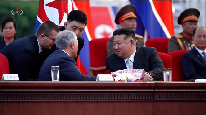 북한은 지난 14일 평양 개선문광장에서 조국해방(광복) 80주년 경축대회가 열렸다고 조선중앙TV가 15일 보도했다. 김정은 국무위원장이 뱌체슬라프 볼로딘 러시아 하원(국가두마) 의장과 대화하고 있다. 연합뉴스