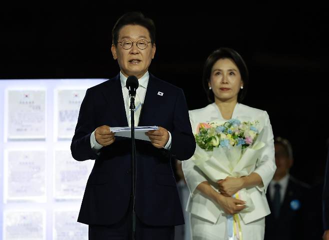 이재명 대통령이 15일 서울 세종대로 광화문광장에서 열린 제21대 대통령 국민임명식 '광복 80년, 국민주권으로 미래를 세우다' 행사에서 국민 대표 80인으로부터 '빛의 임명장'을 받은 뒤 감사 인사를 하고 있다. 연합뉴스