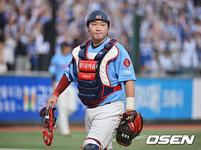 [OSEN=부산, 이석우 기자] 22일 부산 사직야구장에서 2025 신한 SOL 뱅크 KBO 리그 롯데 자이언츠와 삼성 라이온즈의 경기가 열렸다. 홈팀 롯데는 박세웅이, 방문팀 삼성은 원태인이 선발 출전했다.롯데 자이언츠 정보근이 1회초 2사 1,3루 삼성 라이온즈 박병호에게 좌월 3점 홈런을 허용하고 아쉬운 표정을 짓고 있다. 2025.06.22 / foto0307@osen.co.kr