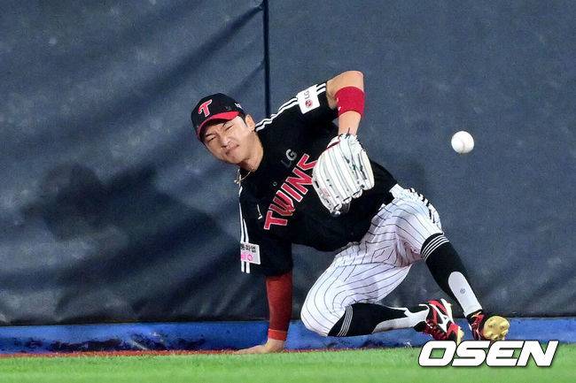 [OSEN=수원, 최규한 기자] 12일 경기도 수원 KT위즈파크에서 ‘2025 신한 SOL Bank KBO리그’ KT 위즈와 LG 트윈스의 경기가 열렸다.홈팀 KT는 오원석, 방문팀 LG는 앤더스 톨허스트를 선발로 내세웠다.8회말 2사 1, 2루 상황 KT 오윤석의 추격의 2타점 3루타 때 LG 중견수 박해민이 타구를 쫓으며 몸을 날리다 넘어지며 얼굴을 찡그리고 있다. 이후 불편함을 느껴 교체. 2025.08.12 / dreamer@osen.co.kr