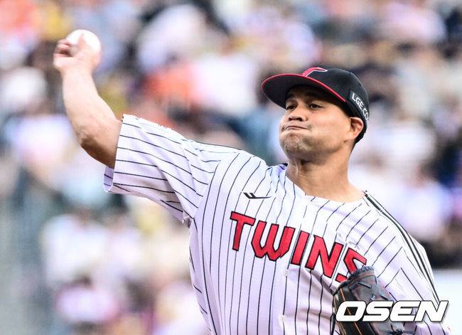 [OSEN=잠실, 조은정 기자]9일 오후 서울 잠실구장에서 ‘2025 신한 SOL Bank KBO리그’ LG 트윈스와 한화 이글스의 경기가 열렸다.LG는 치리노스, 한화는 엄상백을 선발로 내세웠다.1회초 LG 선발 치리노스가 역투하고 있다. 2025.08.09 /cej@osen.co.kr