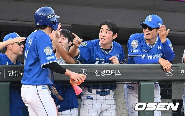 [OSEN=부산, 이석우 기자] 15일 부산 사직야구장에서 2025 신한 SOL 뱅크 KBO 리그 롯데 자이언츠와 삼성 라이온즈의 경기가 열렸다. 홈팀 롯데는 이민석이, 방문팀 삼성은 가라비토가 선발 출전했다.삼성 라이온즈 류지혁이 2회초 무사 1루 이재현 타석때 도루와 실책으로 득점을 올린 후 하이파이브를 하고 있다. 2025.08.15 / foto0307@osen.co.kr