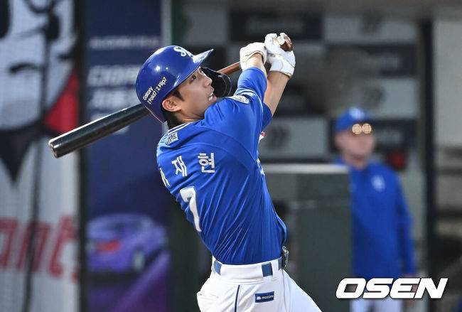 [OSEN=부산, 이석우 기자] 15일 부산 사직야구장에서 2025 신한 SOL 뱅크 KBO 리그 롯데 자이언츠와 삼성 라이온즈의 경기가 열렸다. 홈팀 롯데는 이민석이, 방문팀 삼성은 가라비토가 선발 출전했다.삼성 라이온즈 이재현이 4회초 우월 솔로 홈런을 치고 있다. 2025.08.15 / foto0307@osen.co.kr