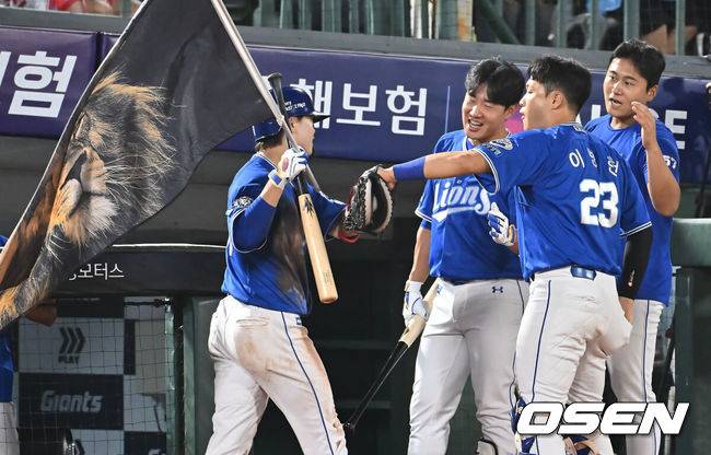 [OSEN=부산, 이석우 기자] 15일 부산 사직야구장에서 2025 신한 SOL 뱅크 KBO 리그 롯데 자이언츠와 삼성 라이온즈의 경기가 열렸다. 홈팀 롯데는 이민석이, 방문팀 삼성은 가라비토가 선발 출전했다.삼성 라이온즈 박승규가 7회초 1사 좌월 솔로 홈런을 치고 하이파이브를 하고 있다. 2025.08.15 / foto0307@osen.co.kr
