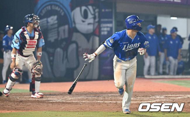 [OSEN=부산, 이석우 기자] 15일 부산 사직야구장에서 2025 신한 SOL 뱅크 KBO 리그 롯데 자이언츠와 삼성 라이온즈의 경기가 열렸다. 홈팀 롯데는 이민석이, 방문팀 삼성은 가라비토가 선발 출전했다.삼성 라이온즈 김영웅이 8회초 1사 좌월 솔로 홈런을 치고 있다. 2025.08.15 / foto0307@osen.co.kr