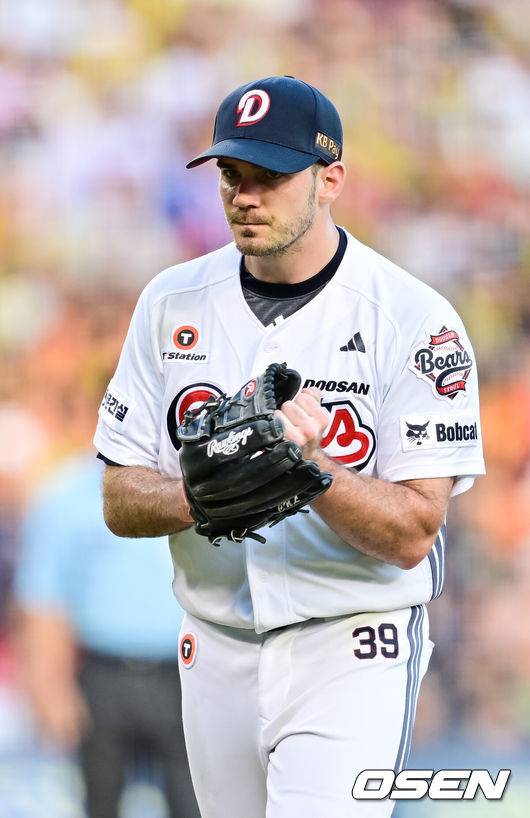 [OSEN=잠실, 박준형 기자] 15일 오후 서울 잠실구장에서 ‘2025 신한 SOL BANK KBO리그’ 두산 베어스와 KIA 타이거즈의 경기가 진행됐다.이날 두산은 잭로그를, KIA는 김도현을 선발투수로 내세웠다. 3회초 2사 1,2루 KIA 나성범을 내야땅볼로 잡은 두산 선발투수 잭로그가 주먹을 쥐며 기뻐하고 있다.   2025.08.15 / soul1014@osen.co.kr