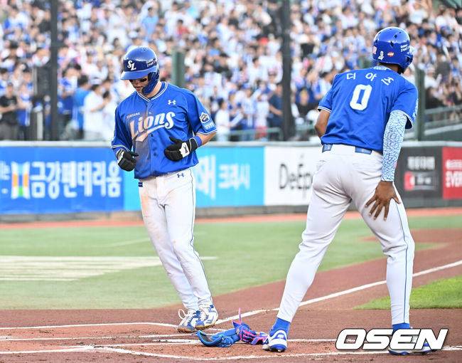 [OSEN=부산, 이석우 기자] 15일 부산 사직야구장에서 2025 신한 SOL 뱅크 KBO 리그 롯데 자이언츠와 삼성 라이온즈의 경기가 열렸다. 홈팀 롯데는 이민석이, 방문팀 삼성은 가라비토가 선발 출전했다.삼성 라이온즈 박승규가 1회초 무사 만루 디아즈의 밀어내기 볼넷에 득점을 올리고 있다. 2025.08.15 / foto0307@osen.co.kr