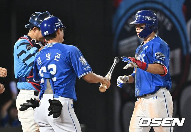 [OSEN=부산, 이석우 기자] 15일 부산 사직야구장에서 2025 신한 SOL 뱅크 KBO 리그 롯데 자이언츠와 삼성 라이온즈의 경기가 열렸다. 홈팀 롯데는 이민석이, 방문팀 삼성은 가라비토가 선발 출전했다.삼성 라이온즈 박승규가 7회초 1사 좌월 솔로 홈런을 치고 하이파이브를 하고 있다. 2025.08.15 / foto0307@osen.co.kr