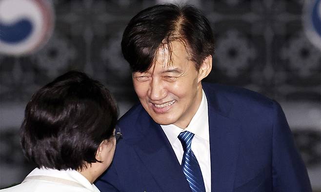 이재명 정부 첫 특별사면·복권 대상에 오른 조국 전 조국혁신당 대표가 15일 새벽 구로구 서울남부교도소를 나와 김선민 조국혁신당 대표와 인사를 나누고 있다. 뉴스1