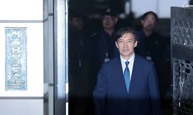 조국혁신당 조국 전 대표가 15일 광복절 특별사면·복권 조치로 출소하며 서울 구로구 남부교도소를 나서고 있다. 연합뉴스