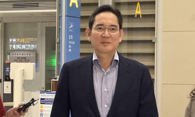 이재용 삼성전자 회장이 약 2주간의 미국 출장을 마치고 15일 새벽 인천국제공항을 통해 입국하고 있다. 연합뉴스