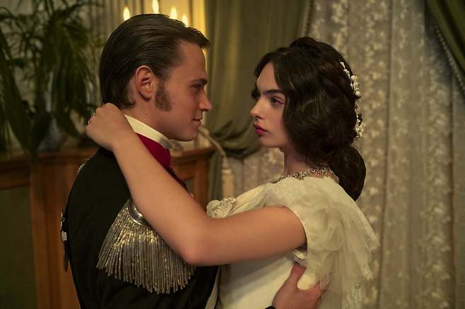 넷플릭스 '더 레오파드' 탄크레디(사울 난니), 안젤리카 세다라( 데바 카셀).