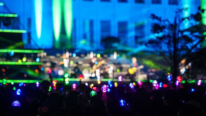 14일 서울 여의도 국회의사당에서 열린 "제80주년 광복절 전야제"에서 국가보훈부에서 국민들에게 나눠준 ‘보훈봉’을 흔들고 있다. 국가보훈부 제공