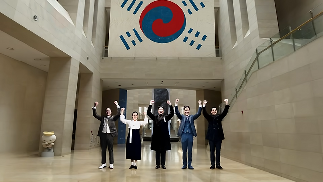 독립운동가들이 만세를 부르고 있다. 국립중앙박물관 유튜브 캡처