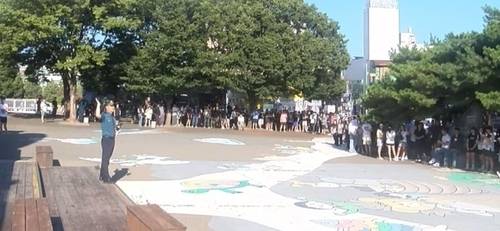 옛 안동역 광장을 폭발물을 터트리겠다는 협박 글이 유튜브 채팅창에 올라와 경찰이 현장을 통제는 모습. KBS 유튜브 화면 캡처