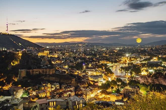 해질녘 타보르 수도원에서 바라보는 트빌리시 시내가 황금빛으로 물들고 있다.