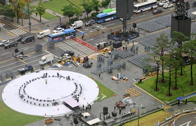 광복절을 앞두고 서울 광화문광장이 국민임명식과 국민주권대축제 행사 준비로 분주한 모습을 보여주고 있다. 연합뉴스
