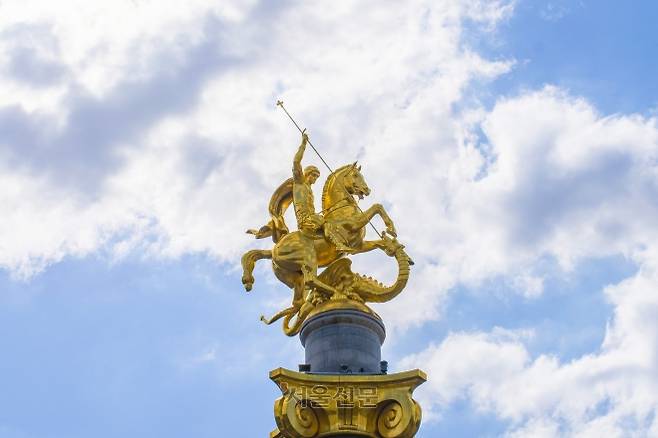 트빌리시 자유광장에 조지아의 이름이 유래된 성 게오르그 조각상이 우뚝 서 있다.