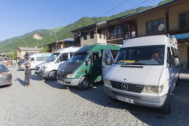조지아 여행의 필수 교통 수단인 마슈르카가 관광객들을 기다리고 있다.