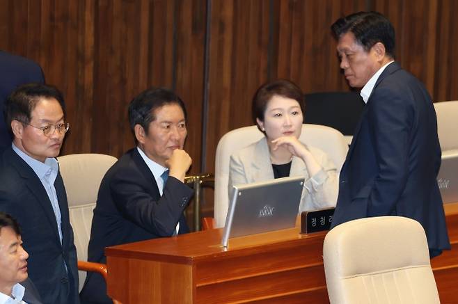 정청래(왼쪽 두 번째) 더불어민주당 대표와 조승래(오른쪽) 사무총장이 지난 5일 국회 본회의장에서 대화하고 있다. 뉴스1