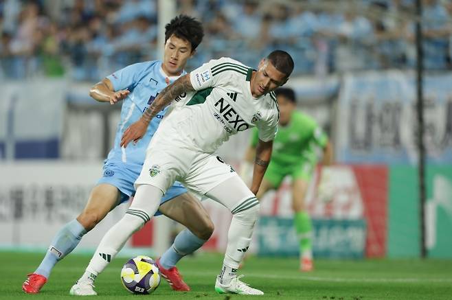 김현준(대구FC)와 티아고(전북 현대). 한국프로축구연맹 제공