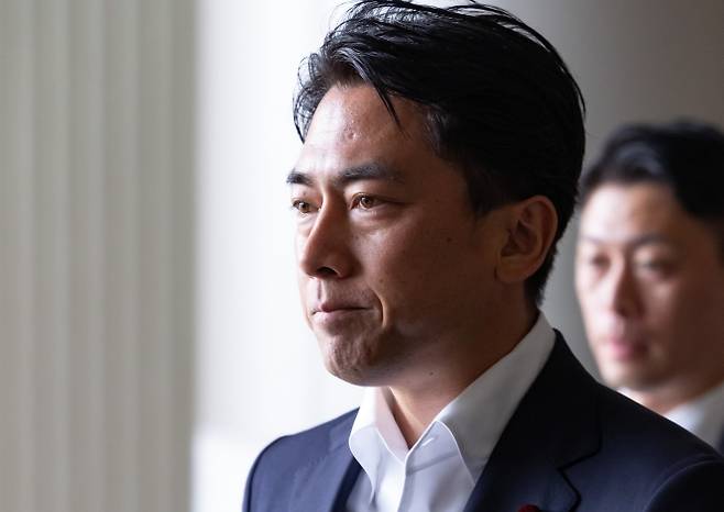 고이즈미 신지로 일본 농림수산상이 9일 한중일 농업장관회의 등에 참석차 서울 강서구 김포국제공항을 통해 입국하고 있다. 2025.8.9 뉴시스