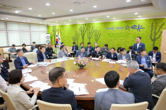 지난 6월 16일 노관규 순천시장을 비롯한 정광현 부시장 등 순천시 공무원들이 새로 건립하는 신청사 주변 주차 문제등 교통대책에 대한 논의를 하고 있다. 순천시 중요의사 결정은 담당부서의 설명, 시장 및 간부들 의견개진 등의 절차로 이뤄지며 정책집행의 신뢰성과 함께 예산낭비 등 행정의 효율성을 제고하고 있다는 평가다. 사진 제공=순천시