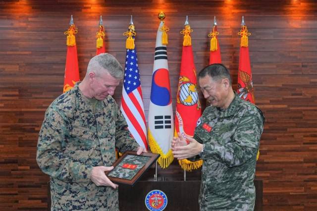 에릭 스미스 미 해병대사령관과 주일석 해병대사령관 모습. 사진 제공=해병대 사령부