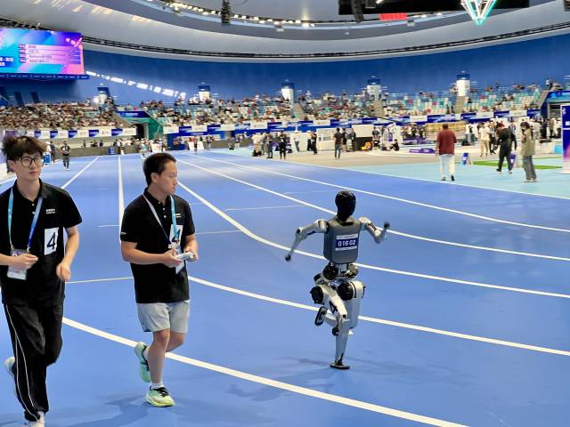 15일 중국 베이징 국가빙상장에서 열린 ‘2025 세계 휴머노이드 로봇 올림픽’에 출전한 한 로봇이 1500m 달리기 경기에 참가해 트랙을 뛰고 있다. 김광수 특파원