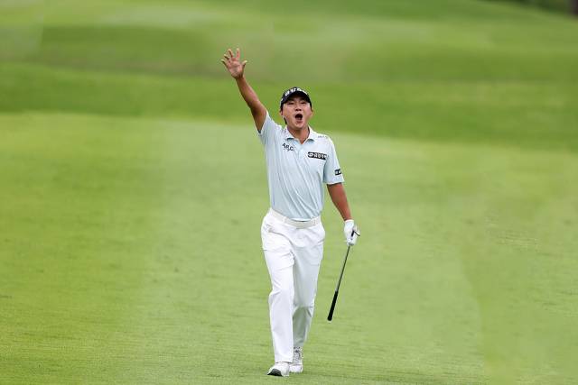 샷 이글을 터뜨린 뒤 환호하는 옥태훈. 사진 제공=KPGA