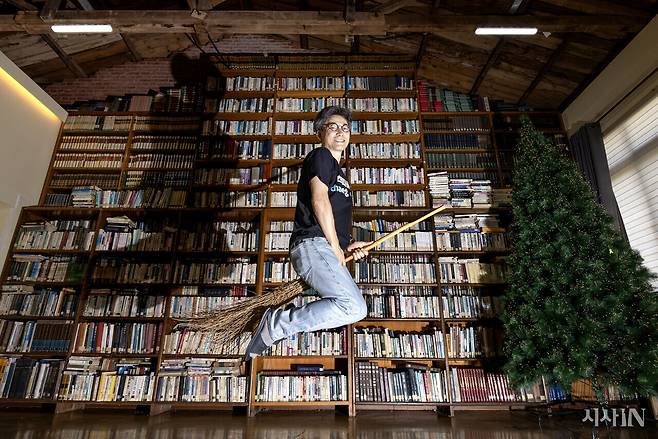 책마을해리에서 이대건 촌장은 ‘마법사’로 통한다. ‘책숲시간의숲’에는 책 3만여 권이 빼곡하다. ⓒ시사IN 조남진