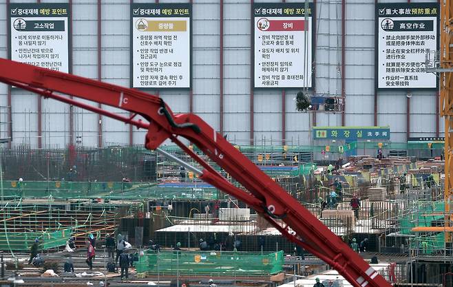 정부가 최근 산재 사고를 낸 대형 건설사들을 상대로 강력한 제재를 준비 중이어서 주목되고 있다. 사진은 중대재해 예방 포인트 안내문이 붙어있는 서울의 한 아파트 건설현장 ⓒ연합뉴스
