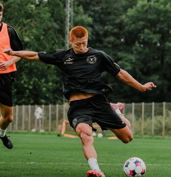 ▲ 미트윌란이 공개한 사진과 영상에는 반가운 얼굴이 시선을 끌었다. 지난해 5월 27일 실케보르와 리그 최종전을 뛰고 평소 불편했던 무릎 수술을 받은 뒤 합병증 발생으로 12개월 넘게 재활에만 집중했던 스트라이커 조규성의 모습이었다. ⓒ 미트윌란