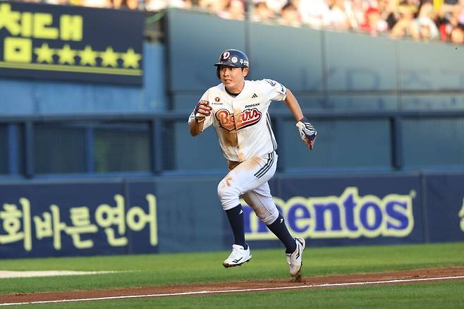 ▲ 9회 발로 천금 같은 동점 득점을 만들어 낸 정수빈 ⓒ두산베어스
