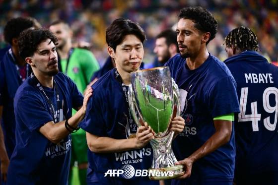 이강인이 지난 14일 유럽축구연맹(UEFA) 슈퍼컵 우승 트로피 세리머니를 준비하고 있다. /AFPBBNews=뉴스1