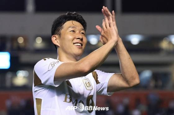 로스앤젤레스(LA)FC 손흥민이 10일 미국 일리노이주 브리지뷰의 시트긱 스타디움에서 열린 시카고 파이어FC와의 2025 미국 프로축구 메이저리그사커(MLS) 27라운드 원정경기가 끝난 뒤 박수치고 있다. /AFPBBNews=뉴스1