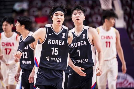 대한민국 남자농구 대표팀 김종규(왼쪽)와 이현중. /사진=국제농구연맹(FIBA) 제공