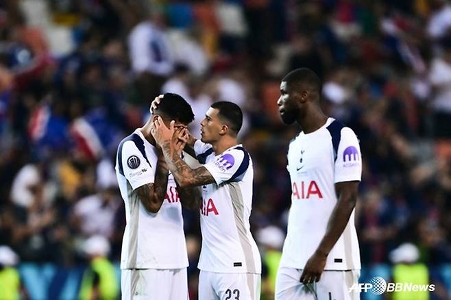 크리스티안 로메로(맨 왼쪽)가 지난 14일(한국시간) 이탈리아 우디네의 스타디오 프리울리에서 열린 '2025 유럽축구연맹(UEFA) 슈퍼컵' 결승에서 파리 생제르맹(PSG)에 패해 우승을 내주자 눈물을 흘리고 있다. /AFPBBNews=뉴스1