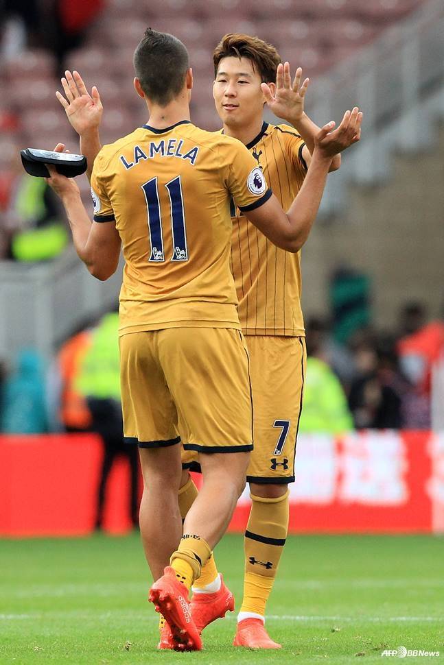 에릭 라멜라(왼쪽)와 하이파이브하는 손흥민. /AFPBBNews=뉴스1