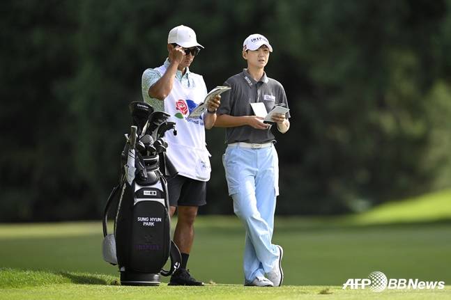 박성현(오른쪽)이 15일 LPGA 투어 스탠다드 포틀랜드 클래식 1라운드에서 캐디와 함께 샷 공략을 준비하고 있다. /AFPBBNews=뉴스1
