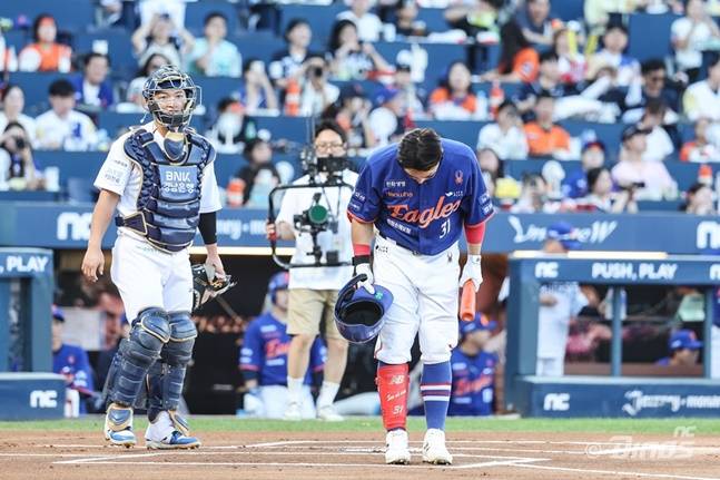 한화 손아섭(오른쪽)이 15일 창원 NC전에서 팬들에게 인사하고 있다. /사진=NC 다이노스 제공